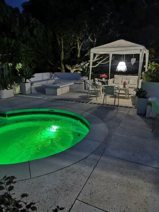 finca-hotel-el-piñal-quindio(13) - Finca Hotel El Piñal jacuzzi con luces finca hotel el piñal