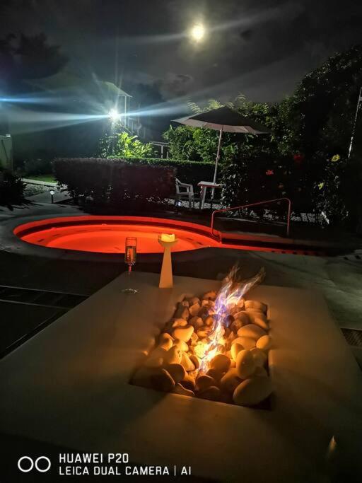 finca-hotel-el-piñal-quindio(9) - Finca Hotel El Piñal jacuzzi con cambio de luces finca hotel el piñal
